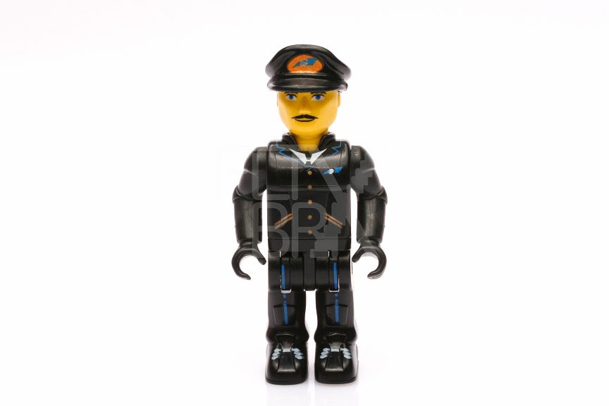 Flugzeug Pilot mit schwarzer Hose , schwarzes Hemd und schwarze Cap mit Logo 