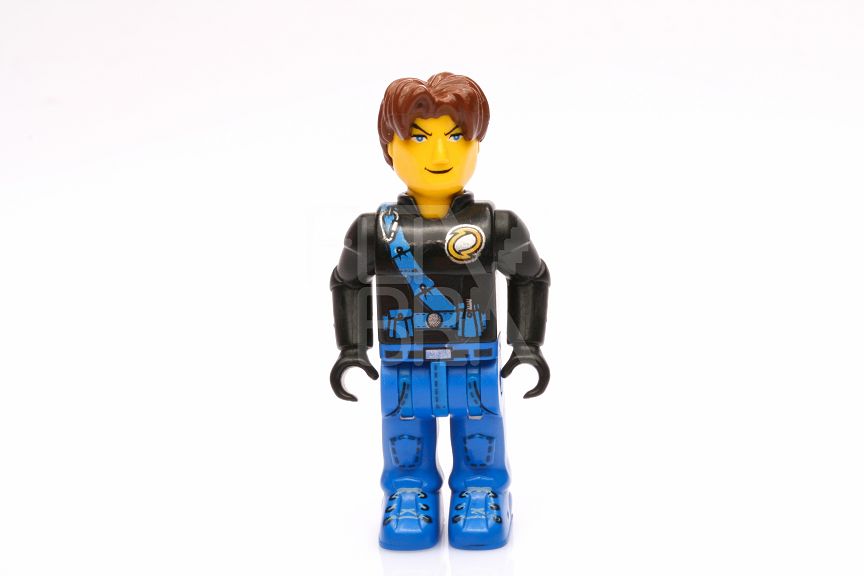 Jack Stone - schwarze Jacke, blaue Beine, blaue Schärpe 