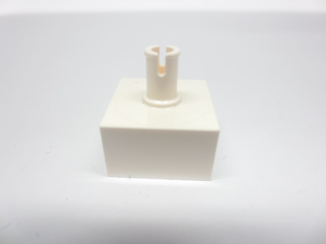 2x2x1 Stein mit Pin vertikal oben weiss