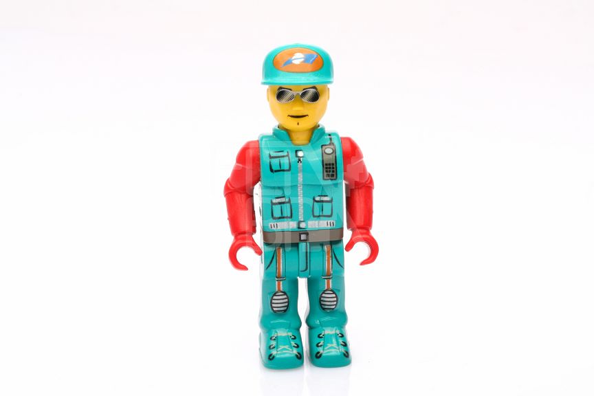 Crew-Mann mit  Weste und Hose, rote Arme 