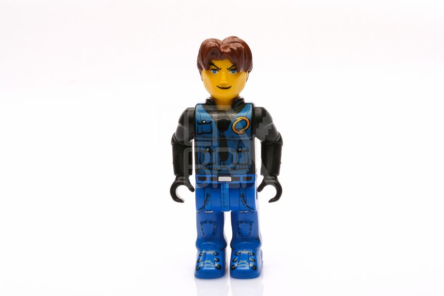 Jack Stone - schwarze Jacke, blaue Beine, blaue Weste 